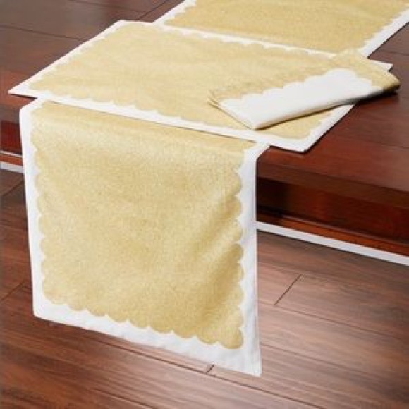 Kate Spade Christmas Gold Scallop Table Runner - Picture 5 of 5